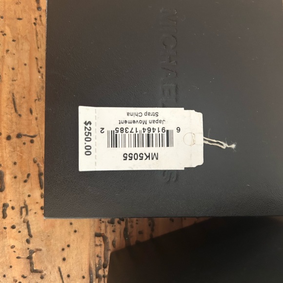 Michael Kors gold watch - Picture 4 of 9